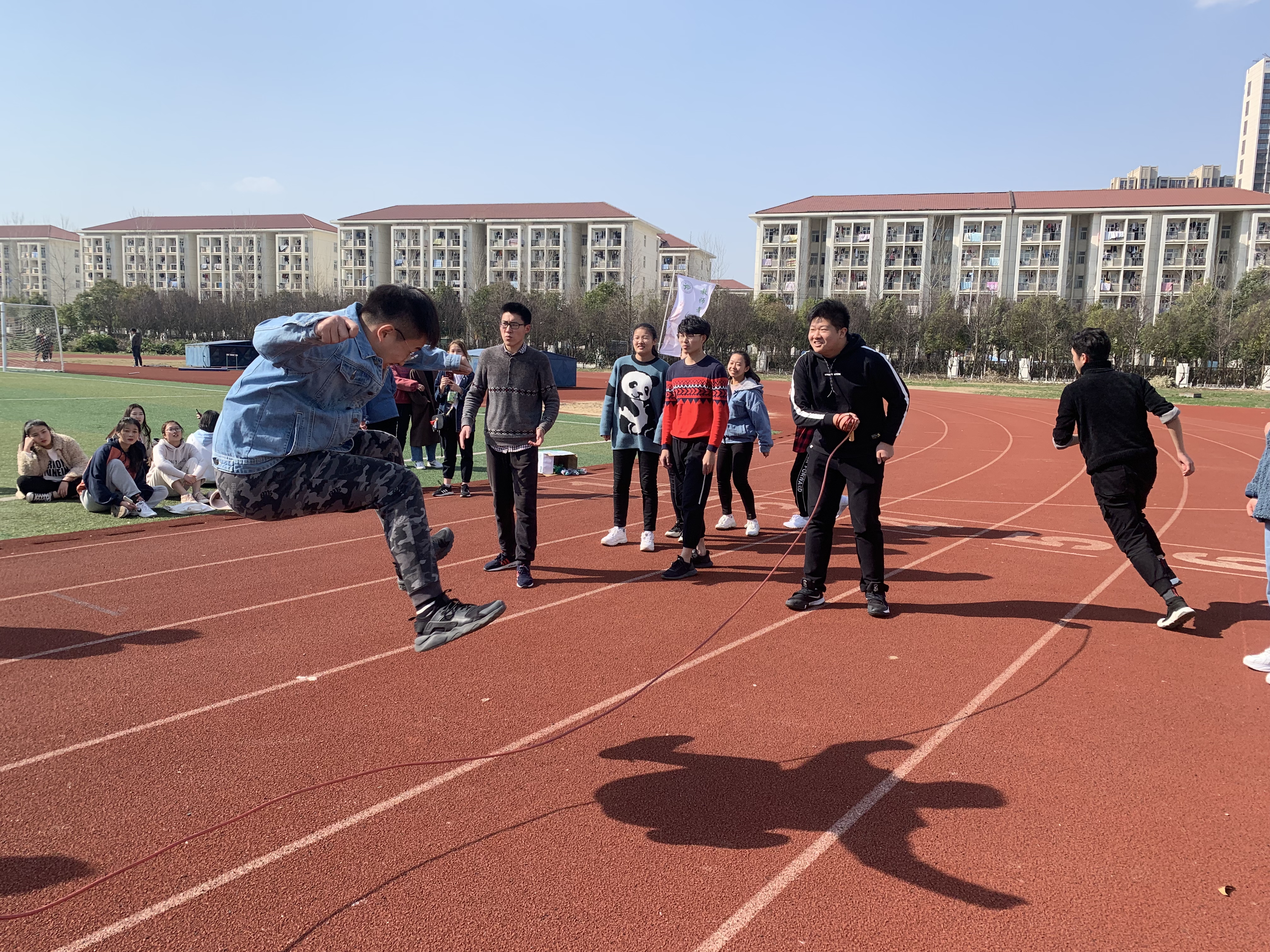同学们参加集体跳长绳项目