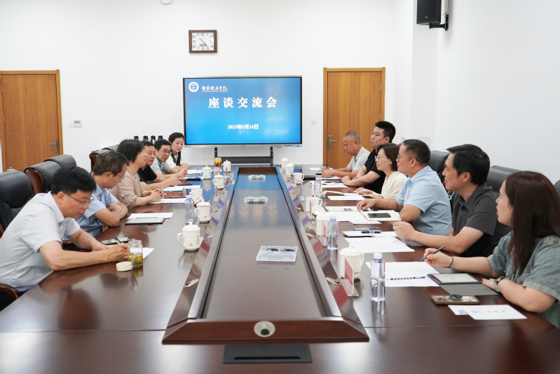重庆应用技术职业学院党委书记何...