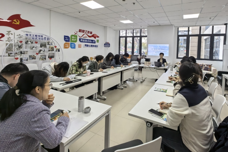 新闻传播学院举办润心论坛“管理...