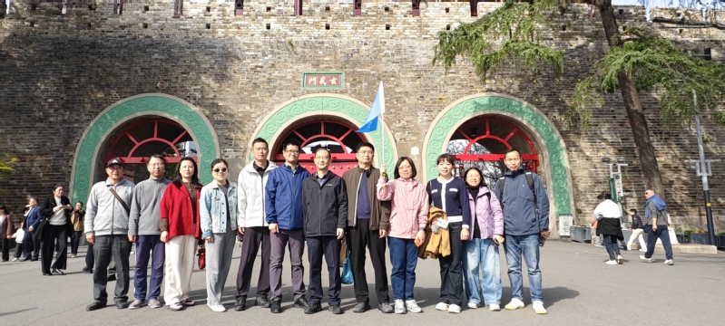 校工会举办教职工环湖健身行活动